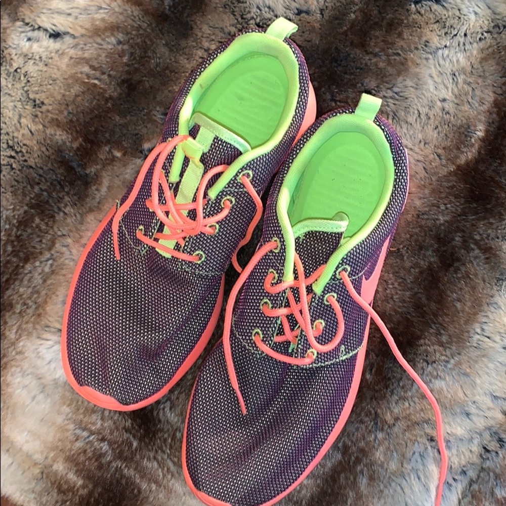 WORN ONCE: Nike Roche - Picture 2 of 4